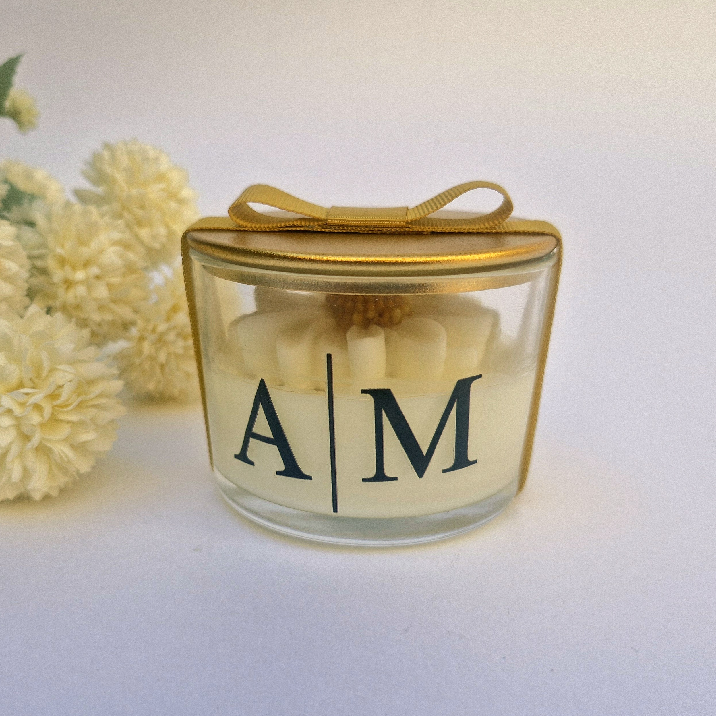 Vela Aromatizada 150ml com Flor – Tampa Dourada